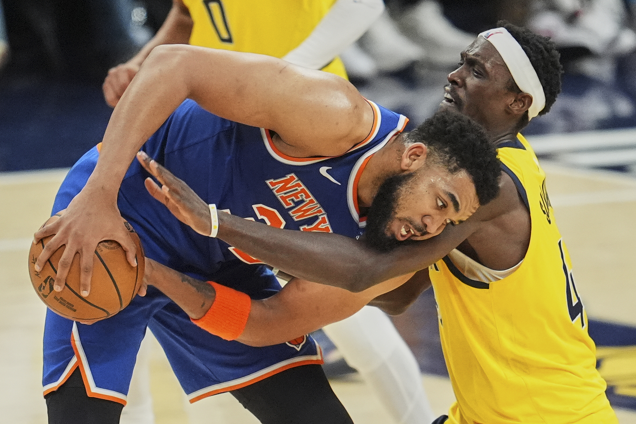 ?似乎无大碍？唐斯谈自己的膝盖：现在我只考虑球队输了，不想考虑那个