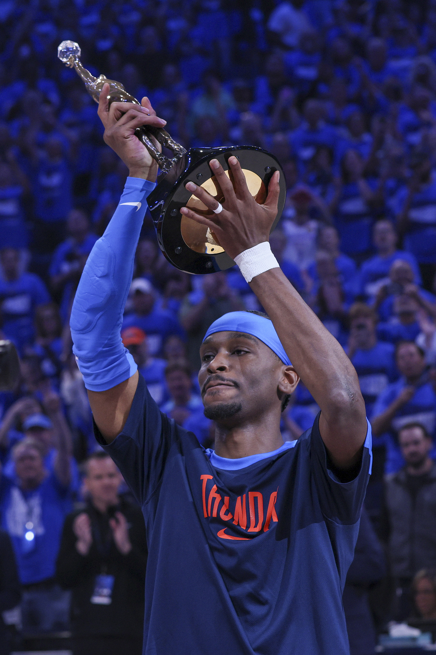 aoa体育-🥳SGA分区决赛中任意两场合计砍下70分+15板+15助，NBA历史第四人