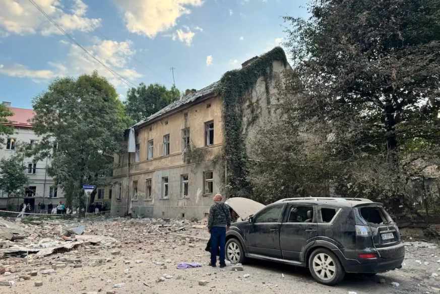 俄空袭乌西部城市与美国工厂酿1死26伤，乌克兰试射射程3000公里的火烈鸟导弹 | 狼叔看世界